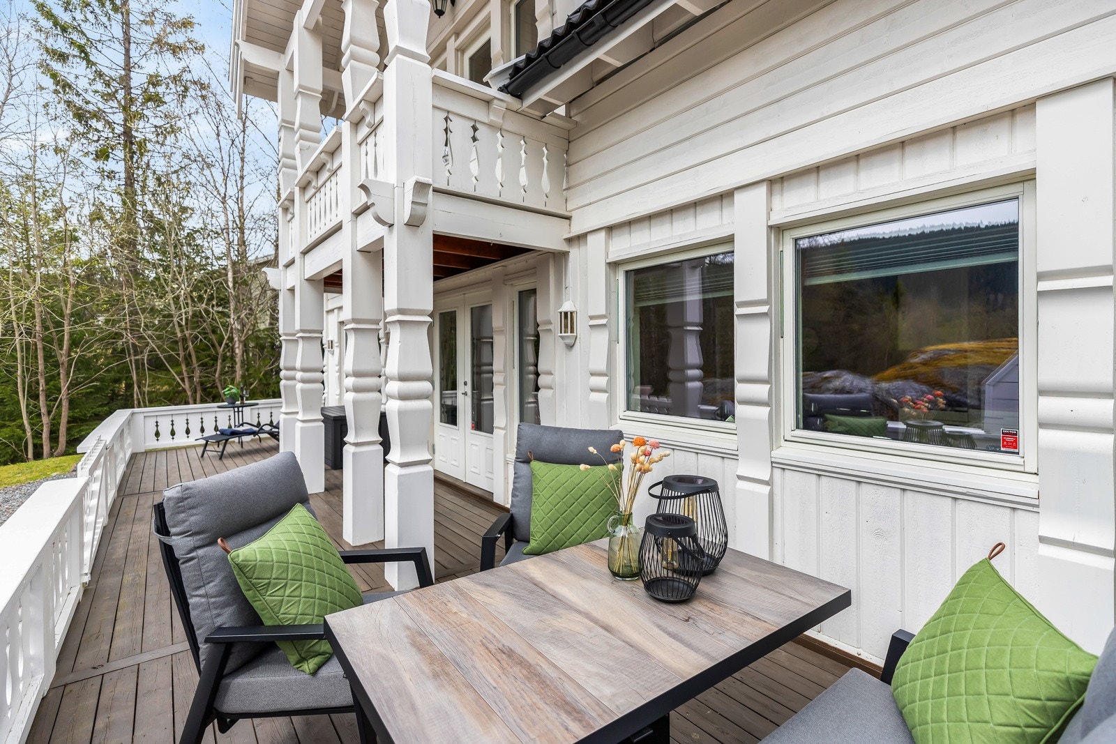 Terrasse med adkomst fra stue og videre adkomst til bakkeplan Galleribilde