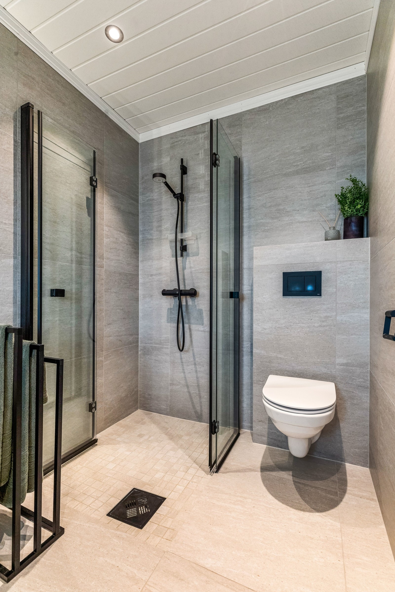 Tidsriktig og moderne stil. Flislagte vegger og gulv med lune fargevalg Galleribilde