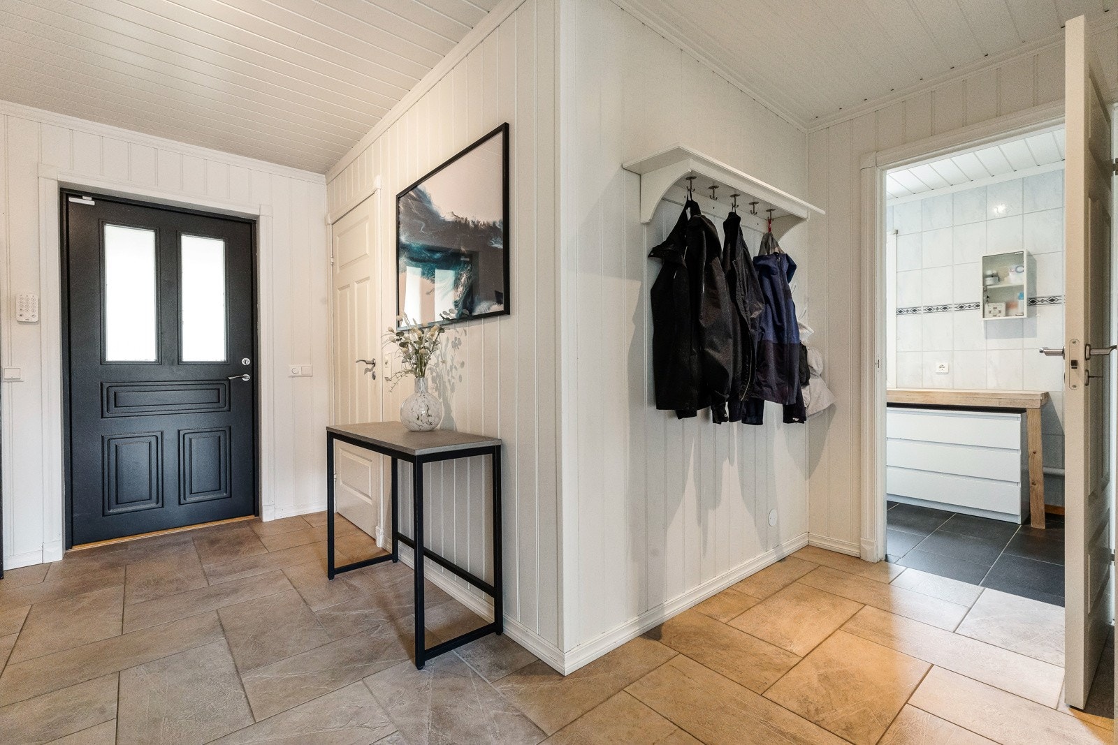 God plass til entré møbler og oppheng for yttertøy, praktisk med adkomst til vaskerom herfra Galleribilde