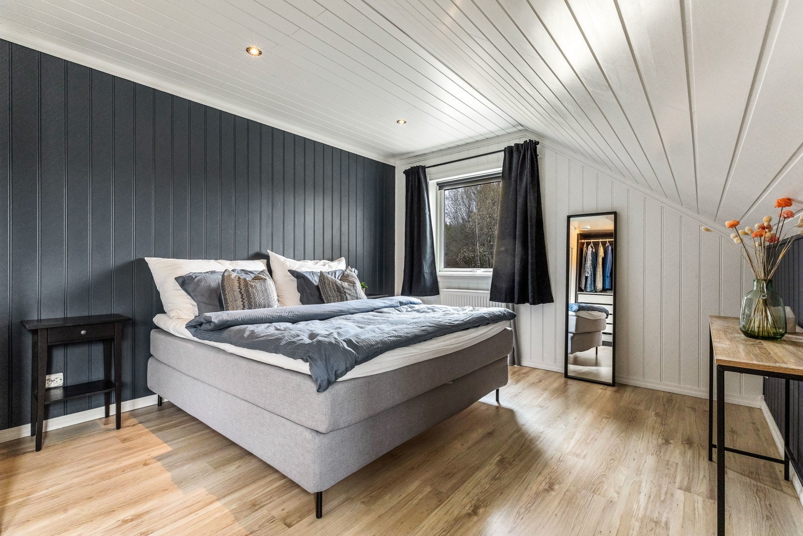 Dette rommet har dels skråhimling Galleribilde