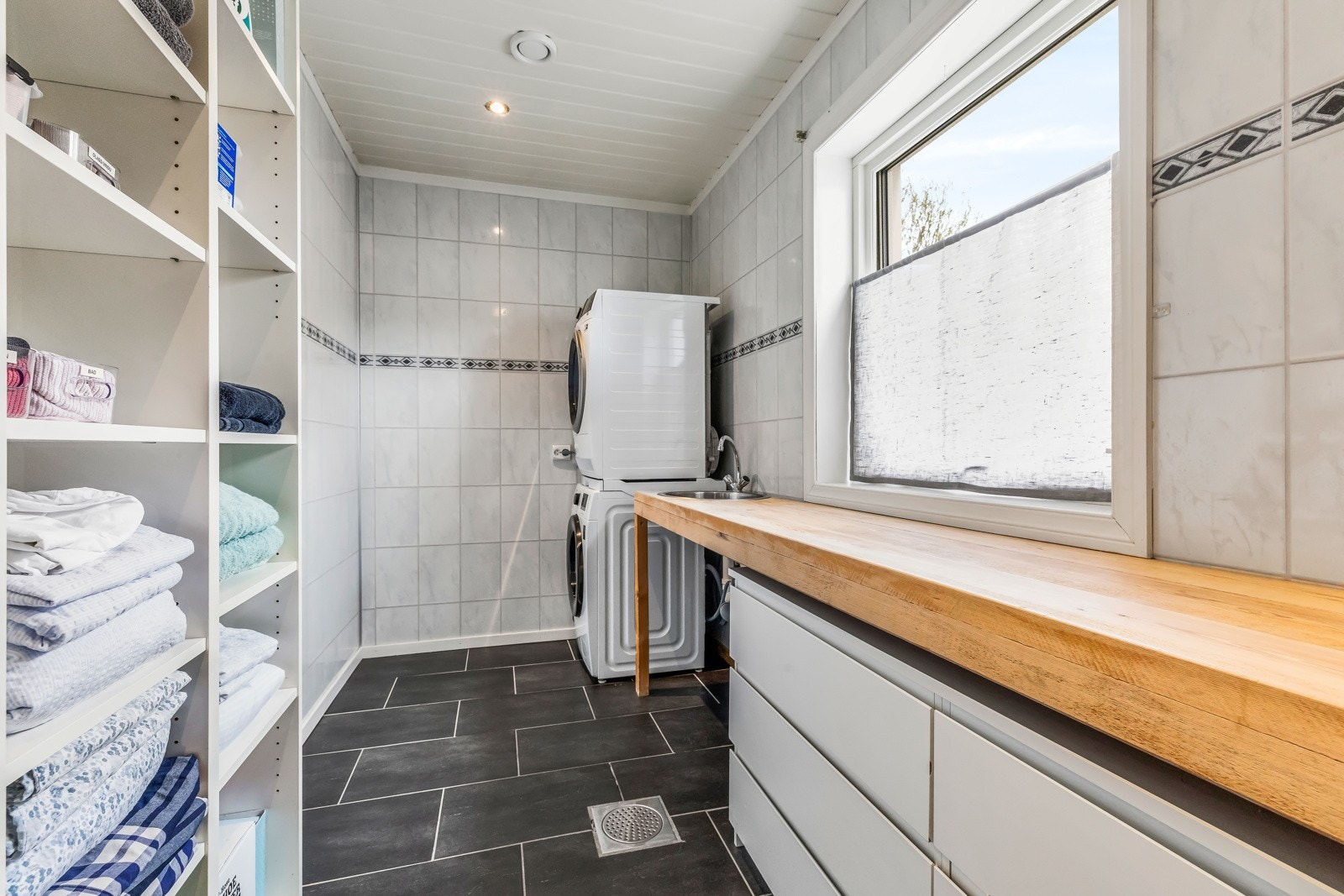 Vaskerommet har flislagte overflater på vegger og gulv. Opplegg til vaskemaskin og tørketrommel Galleribilde