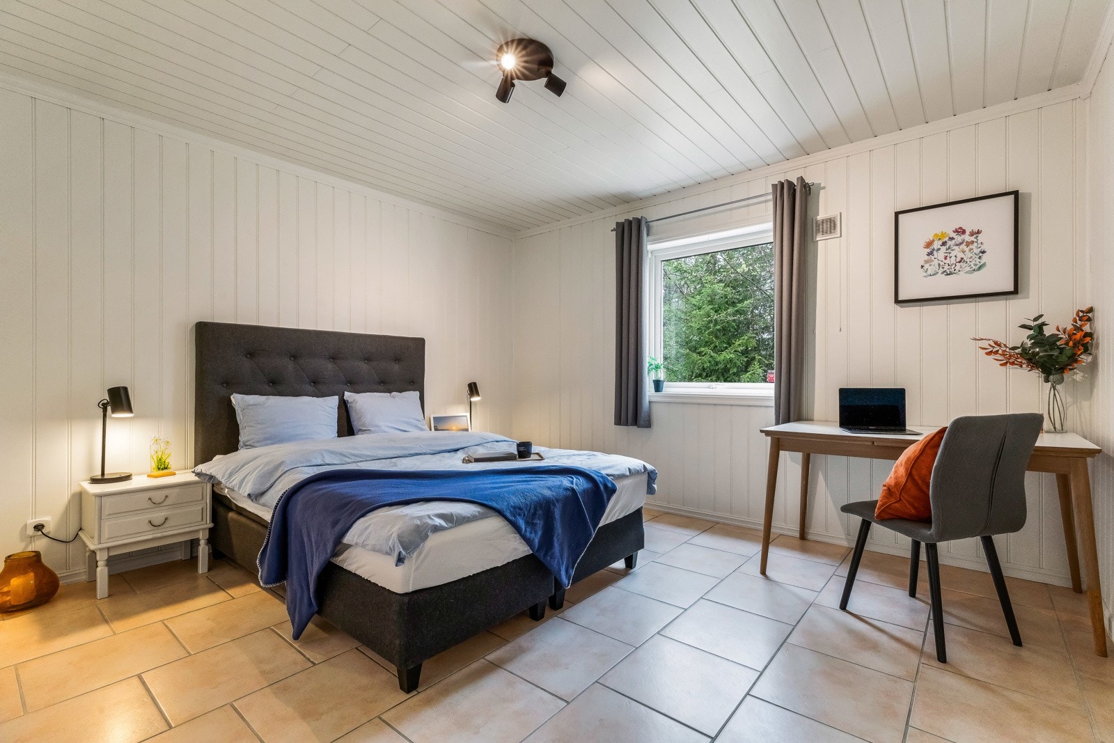 Romslig rom med god plass ti lseng og andre soveromsmøbler Galleribilde