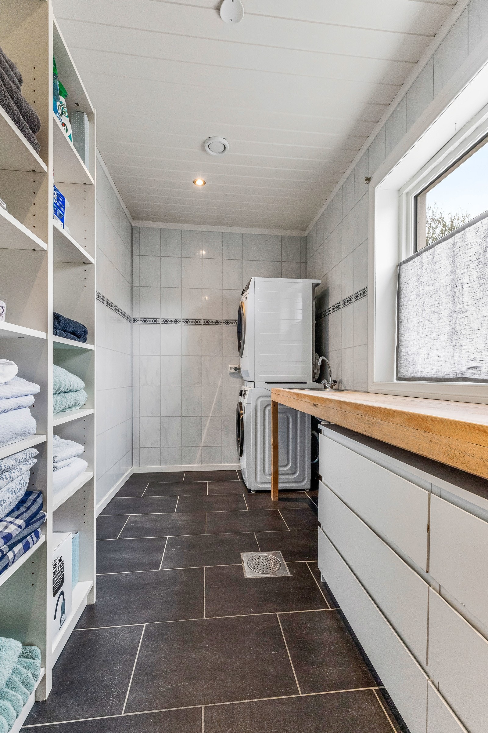 Godt med benkplass og kommodeløsning under, åpene garderobeskap med plass til oppbevaring Galleribilde