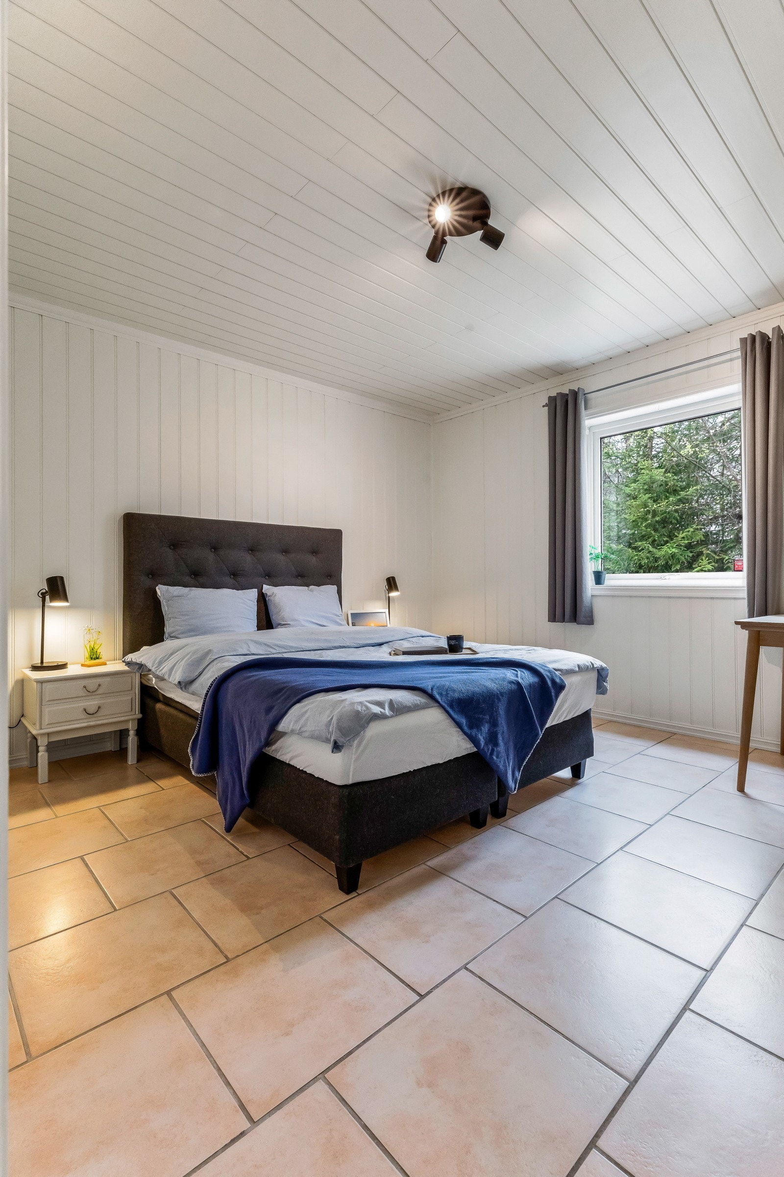 Boligen har fire gode soverom, ett rom i første etasje og tre i andre etasje Galleribilde