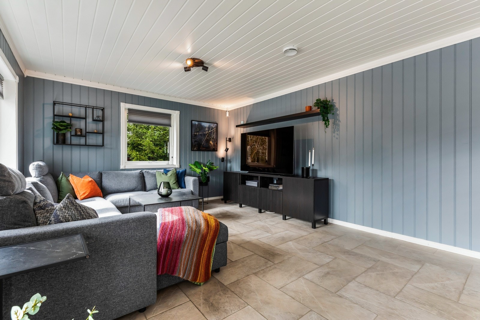 Malt panel på veggene og flislagt gulv Galleribilde