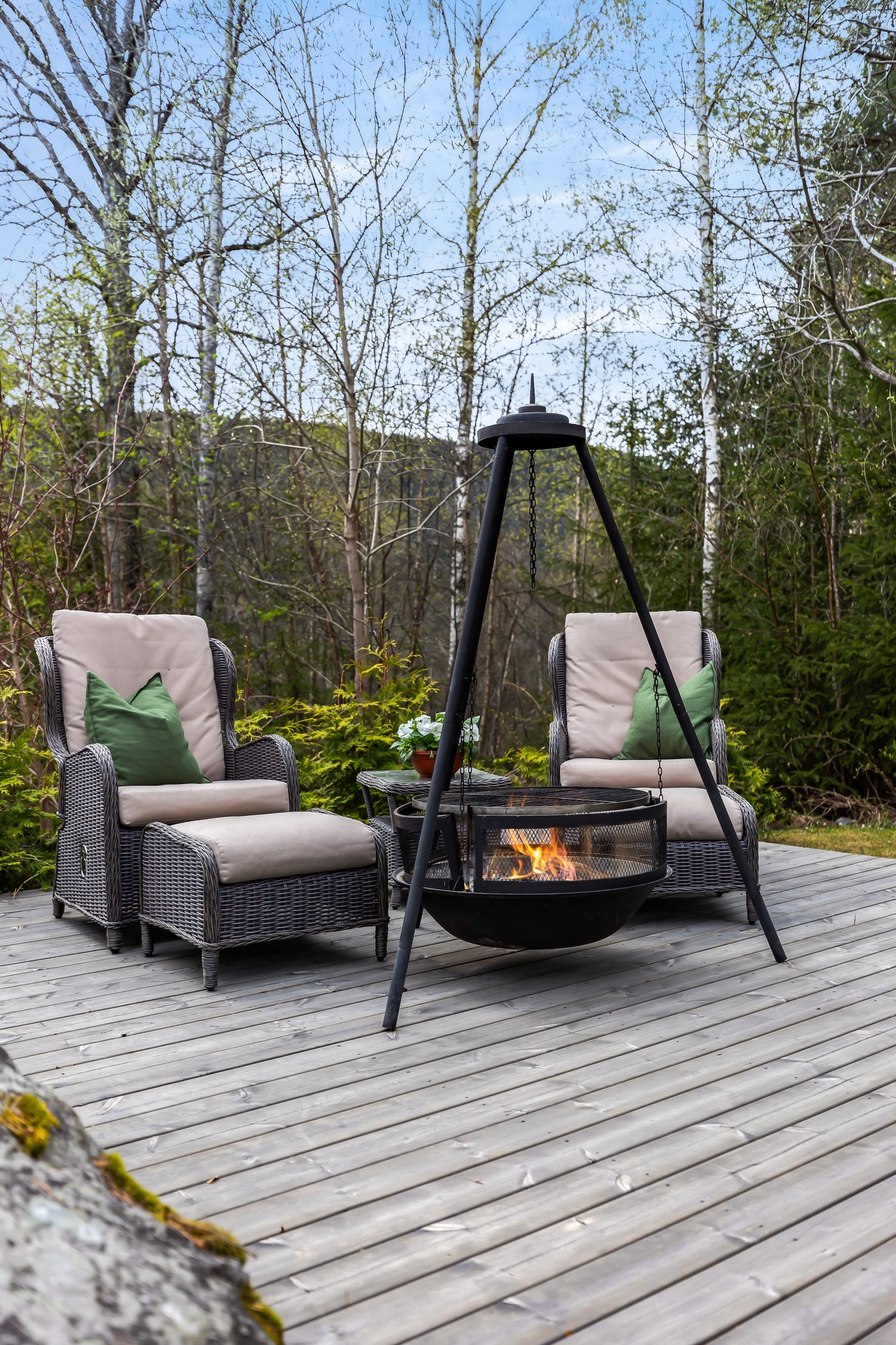 Platting på utsiden av terrasse med plass til sittegruppe Galleribilde