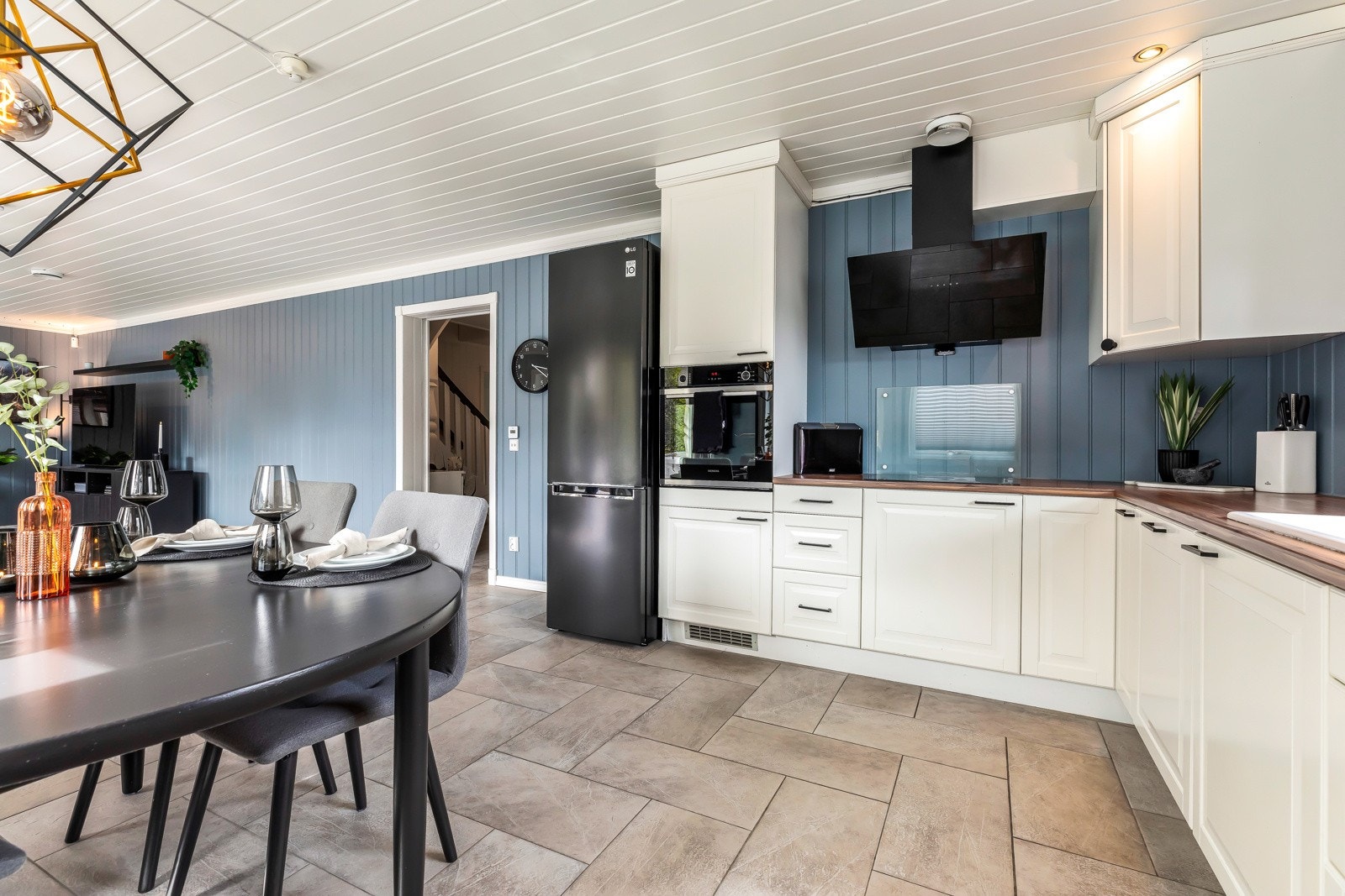 Kjøkkenet har lys innredning Galleribilde