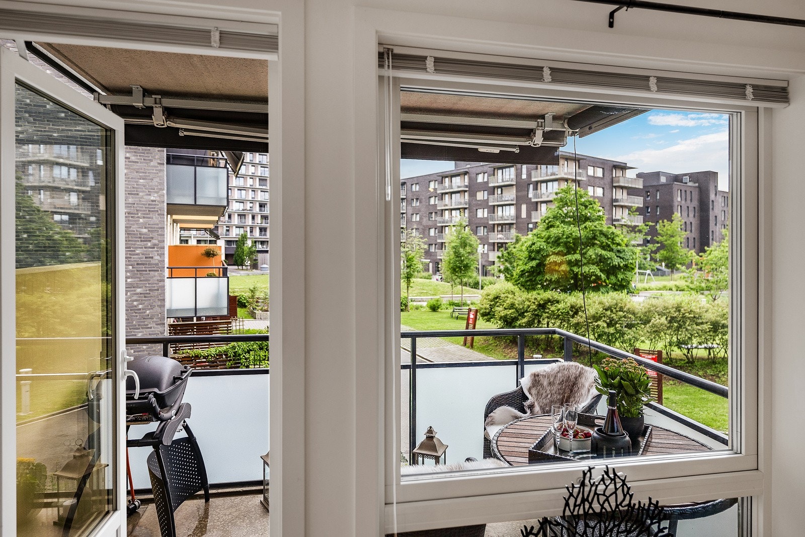 Utsikt fra stuen, samt tilkomst til balkongen Galleribilde