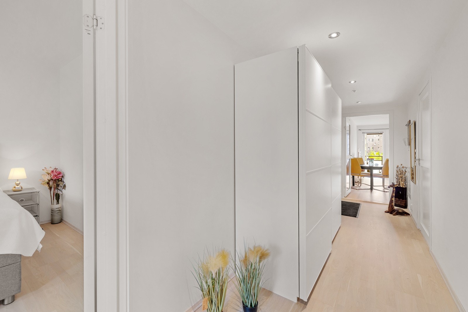 Stor og lys entré med meget god garderobeløsning Galleribilde