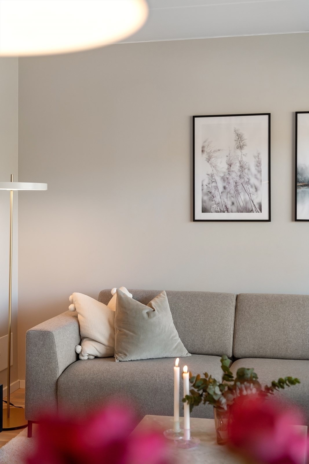 Stuen er malt i tidsriktige duse farger og har en gjennomgående god takhøyde. Galleribilde
