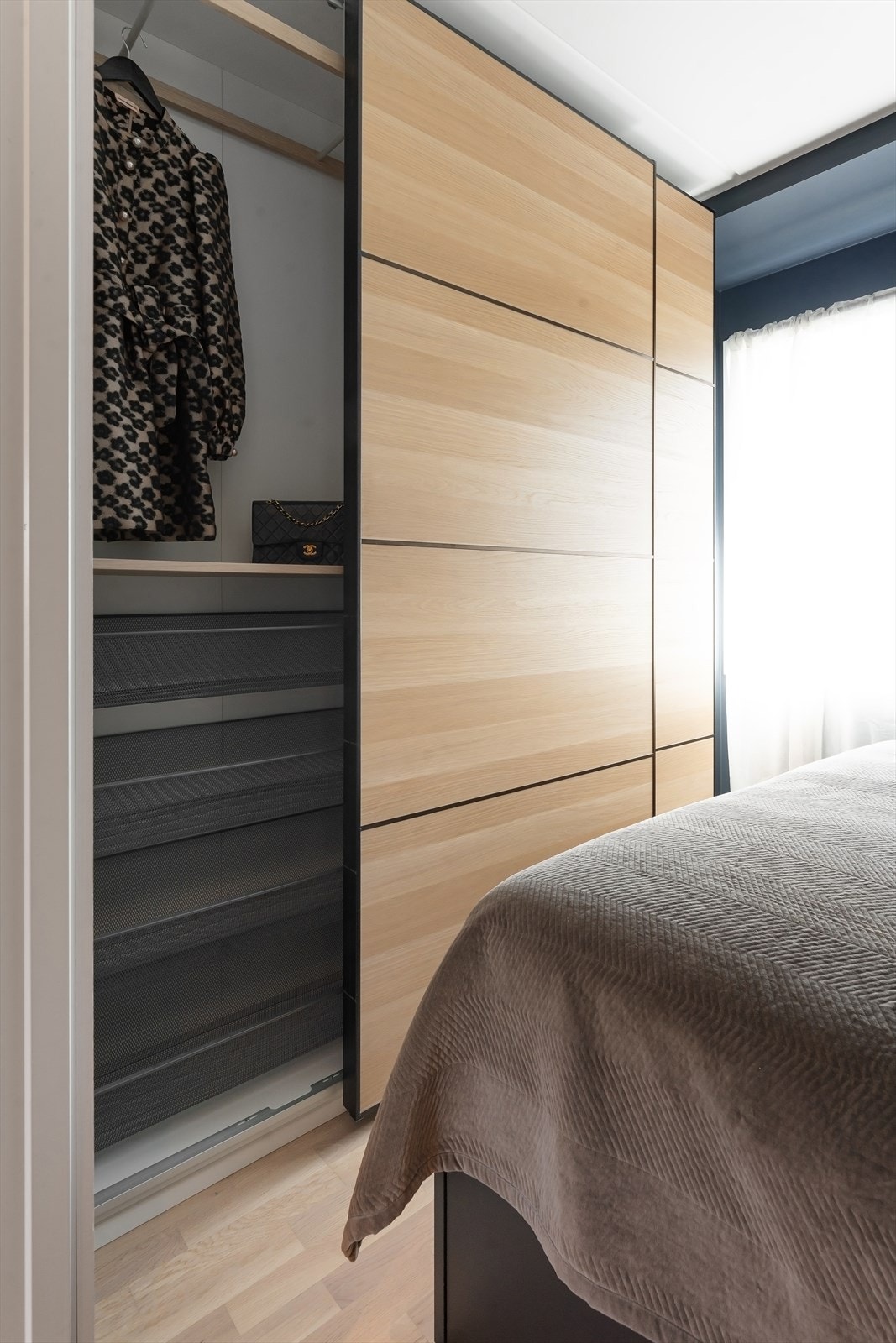 Soverommet har en praktisk skyvedørsgarderobe for oppheng av tøy mm. Galleribilde
