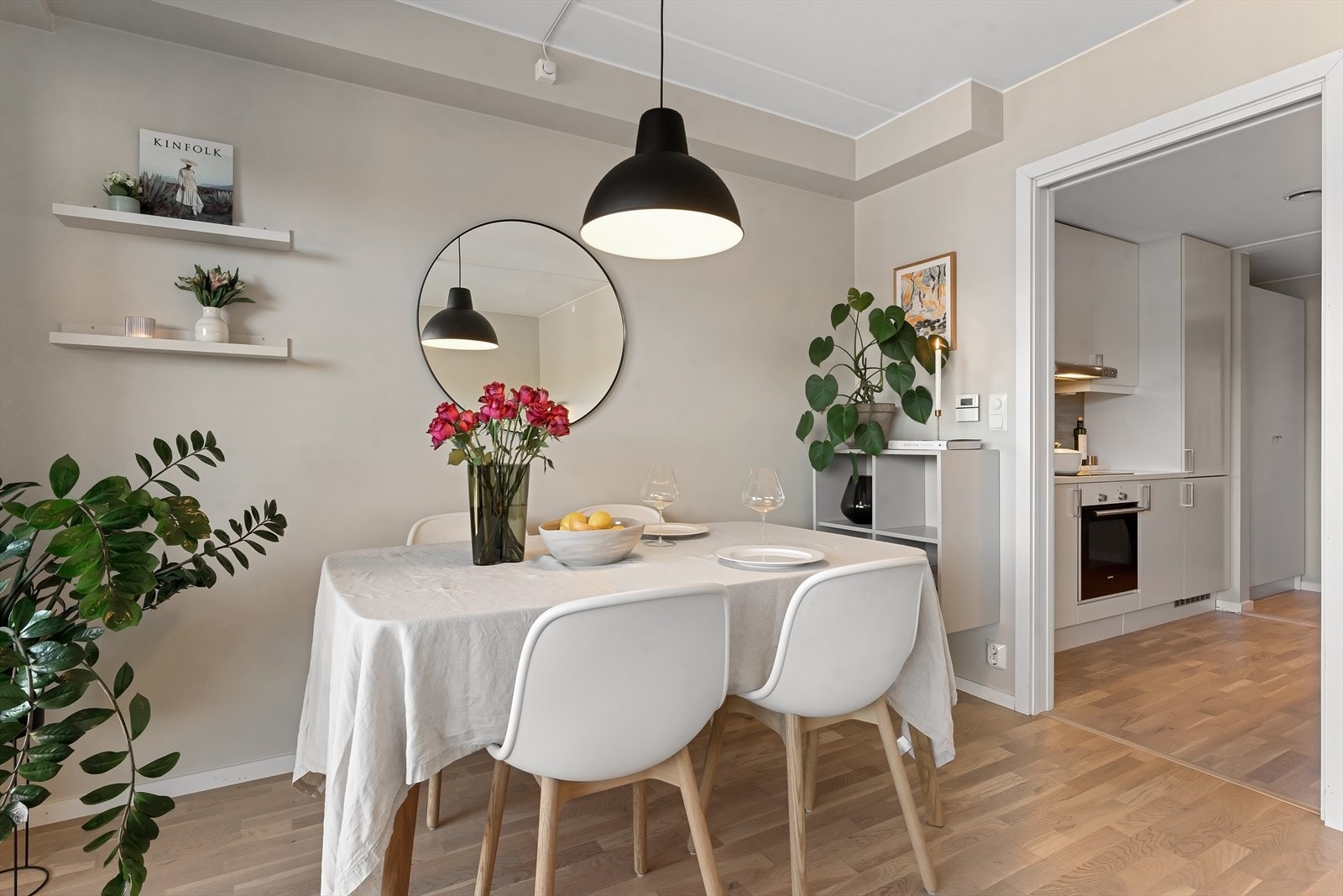 Det er vannbåren varme i alle gulv og balansert ventilasjon som gir rommene et lunt preg. Galleribilde