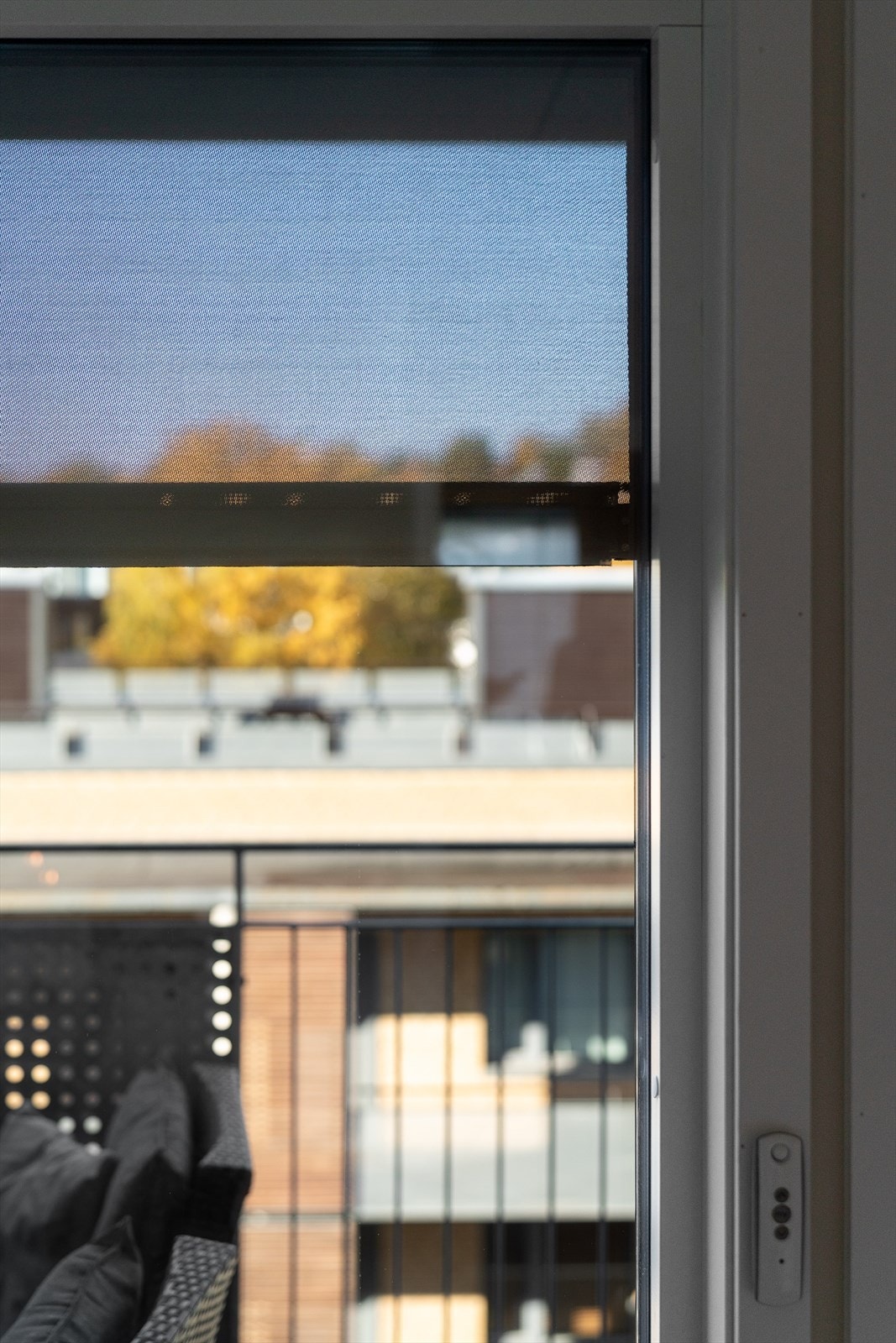 Det er montert screens på vindu i stuen for solskjerming. Galleribilde