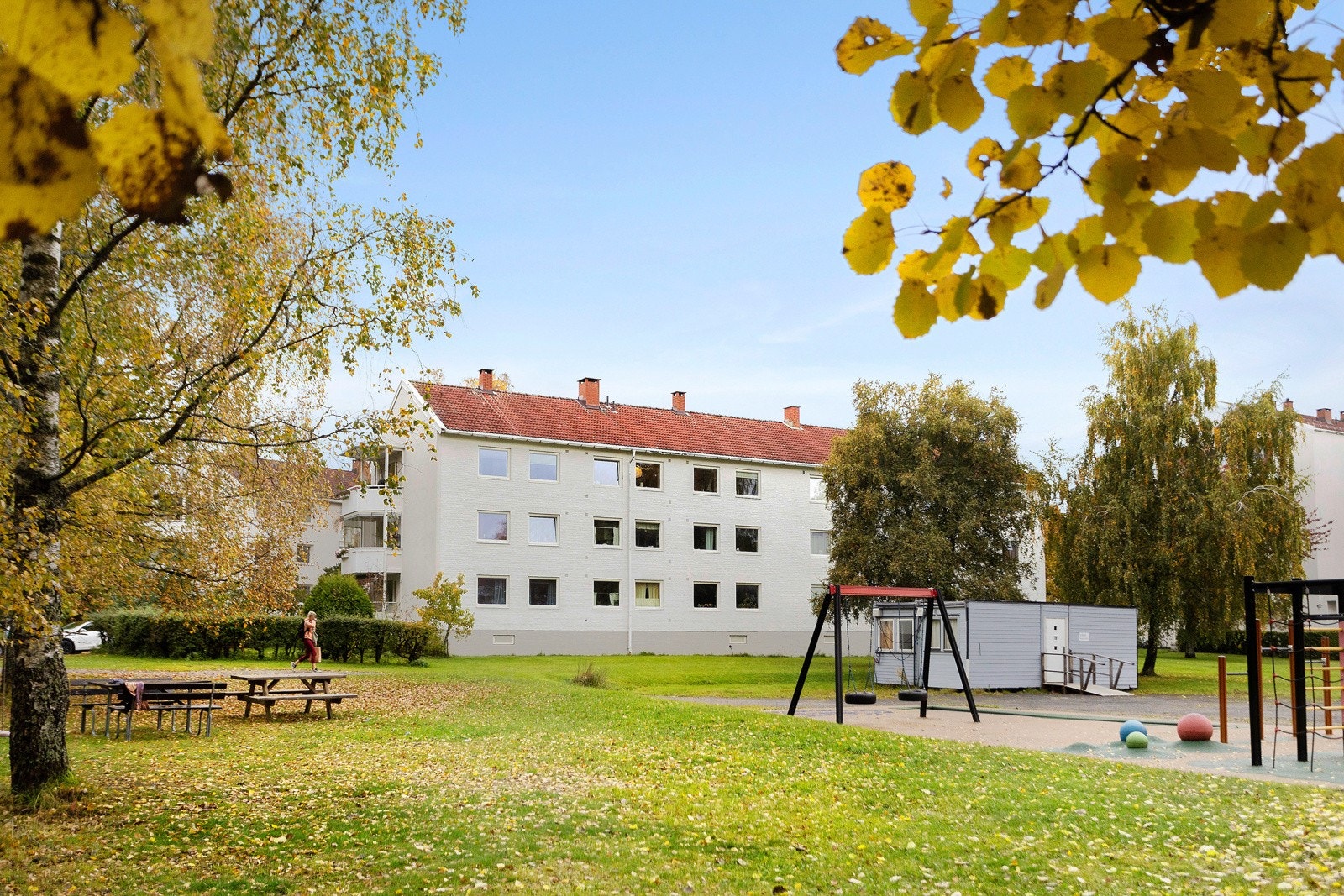 Blokken ligger tilbaketrukket til i barnevennlige omgivelser. Galleribilde