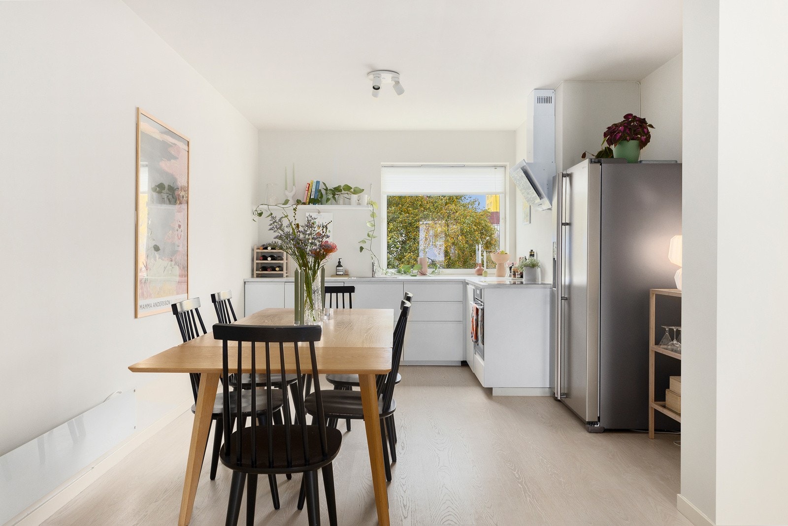 Du får god plass til å innrede med et spisebord mellom stue/kjøkken. Galleribilde