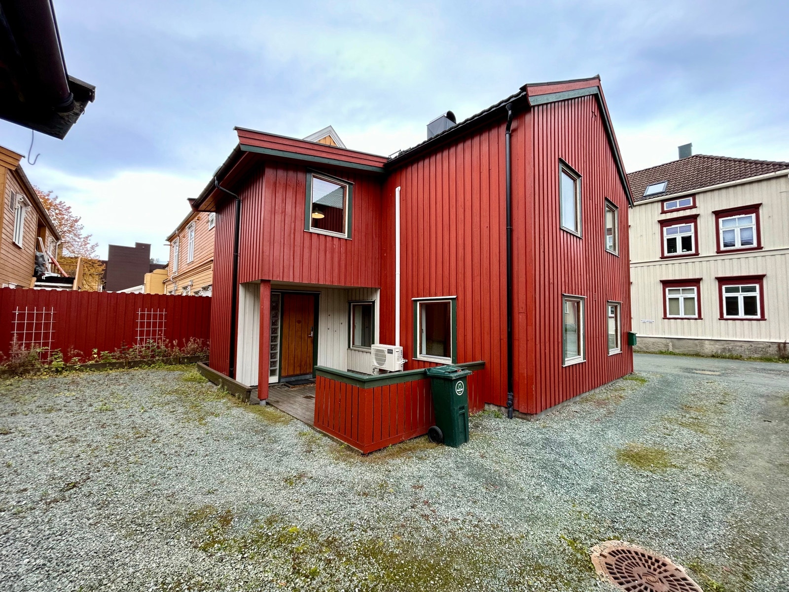 Gårdsplass og inngang Galleribilde