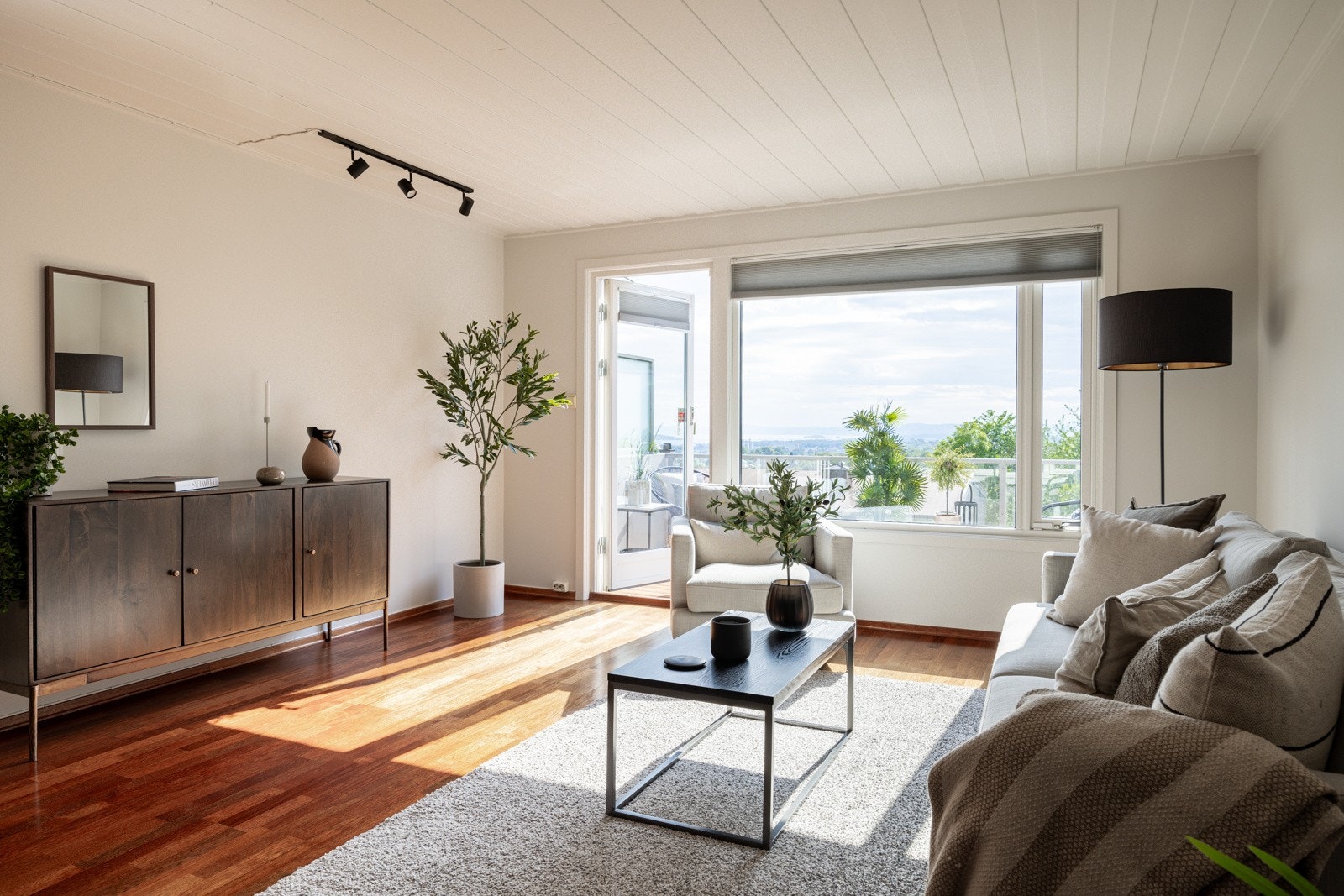 Det er god plass til å innrede med sofagruppe, mediebenk og annen ønsket innredning. Galleribilde
