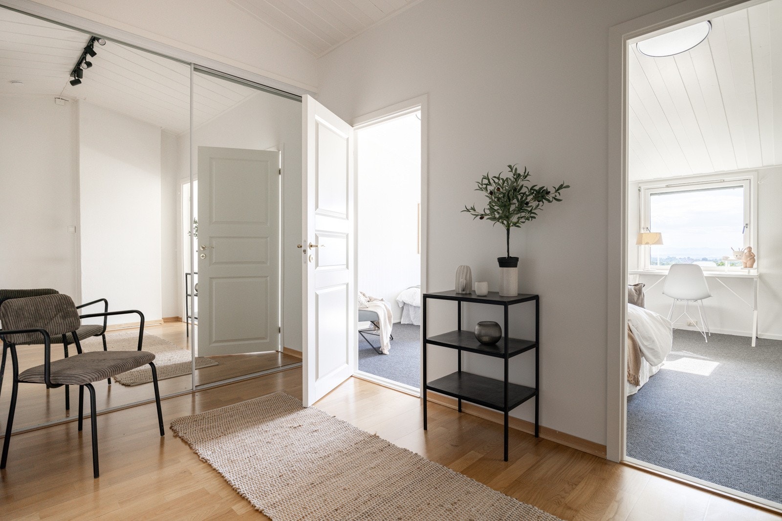 Stor skyvedørsgarderobe sørger for god lagringsplass. Galleribilde