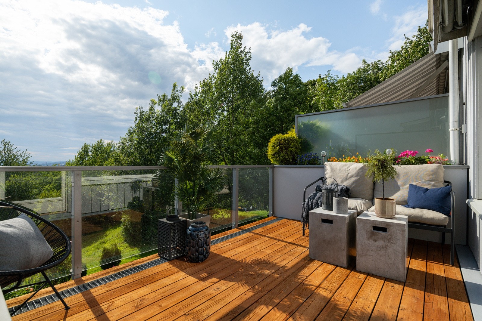 Gulvet er belagt med terrassebord. Rikelig med plass til utemøbler. Galleribilde