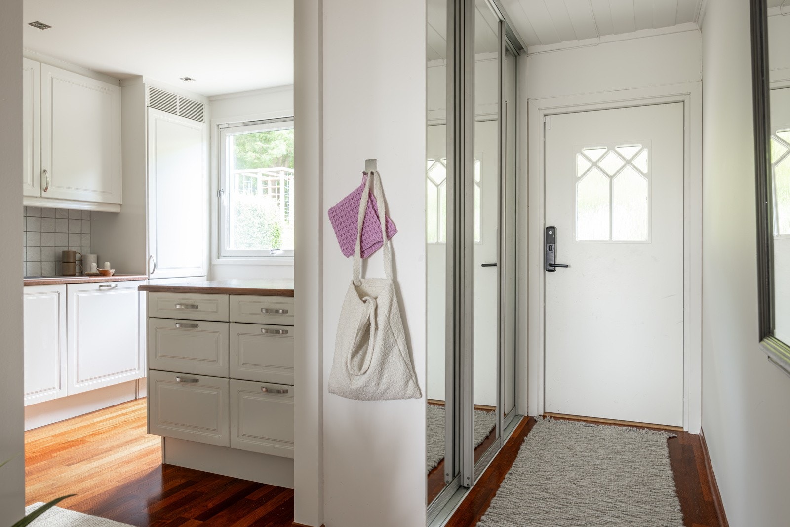 Skyvedørsgarderobe med speil i entré. Galleribilde