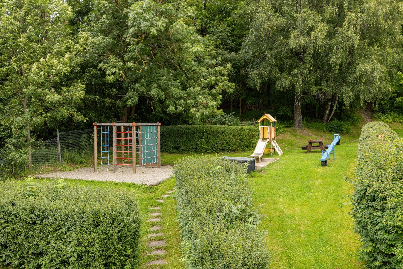 Barnevennlige omgivelser med lekeplass og mye boltreplass. Galleribilde