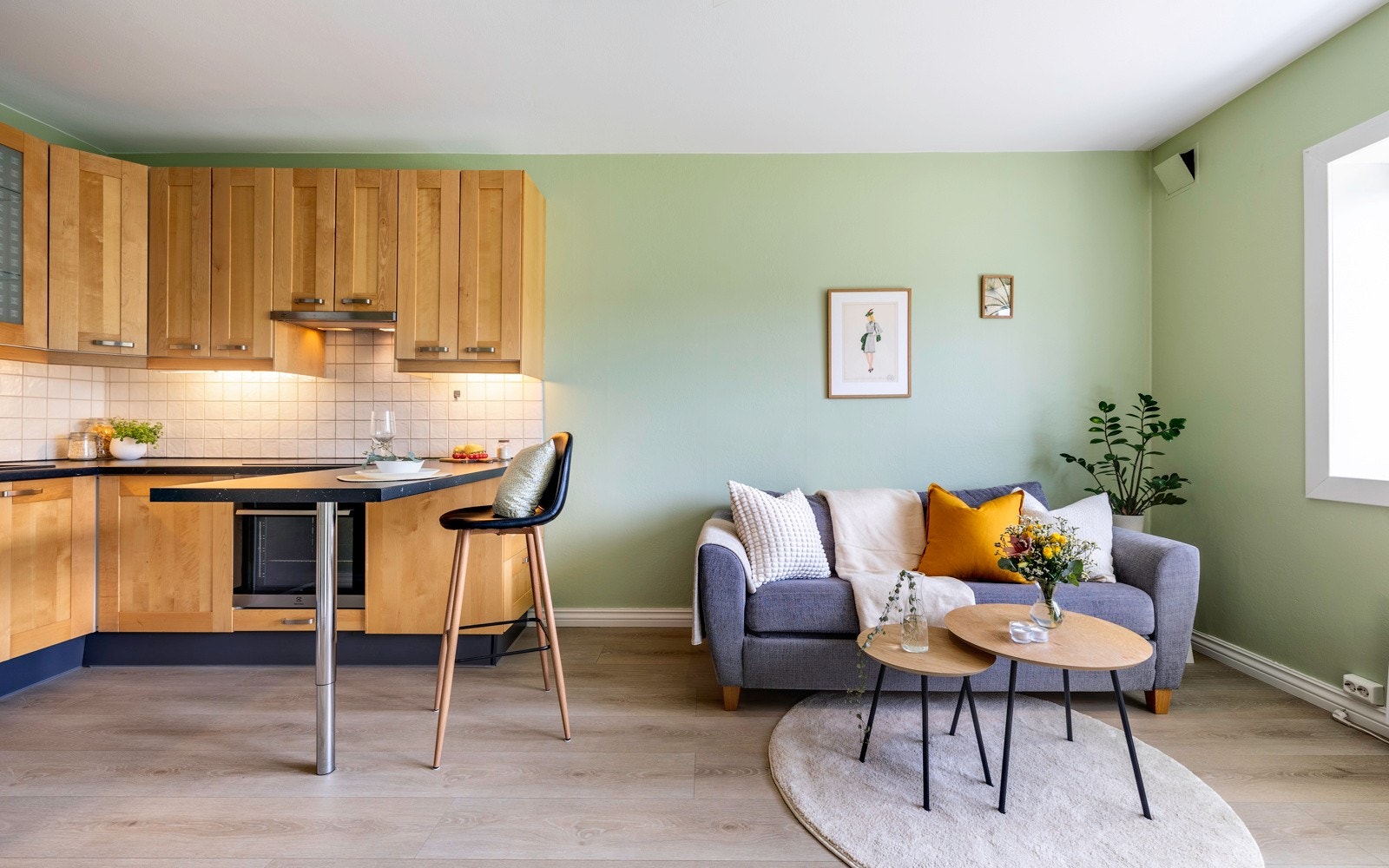 Kjøkkenet er pent og skjermet, og tilbyr rikelig med skapplass som gjør det enkelt å holde orden på kjøkkenutstyr og matvarer Galleribilde