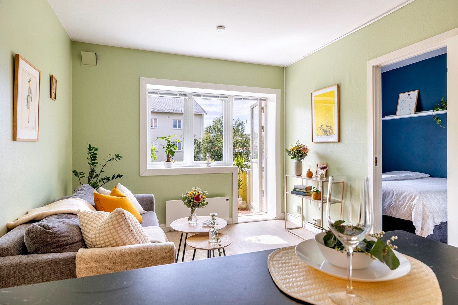 Stuen fungerer som et flott allrom med kjøkken og stue i ett, samt utgang til en luftig balkong. Galleribilde