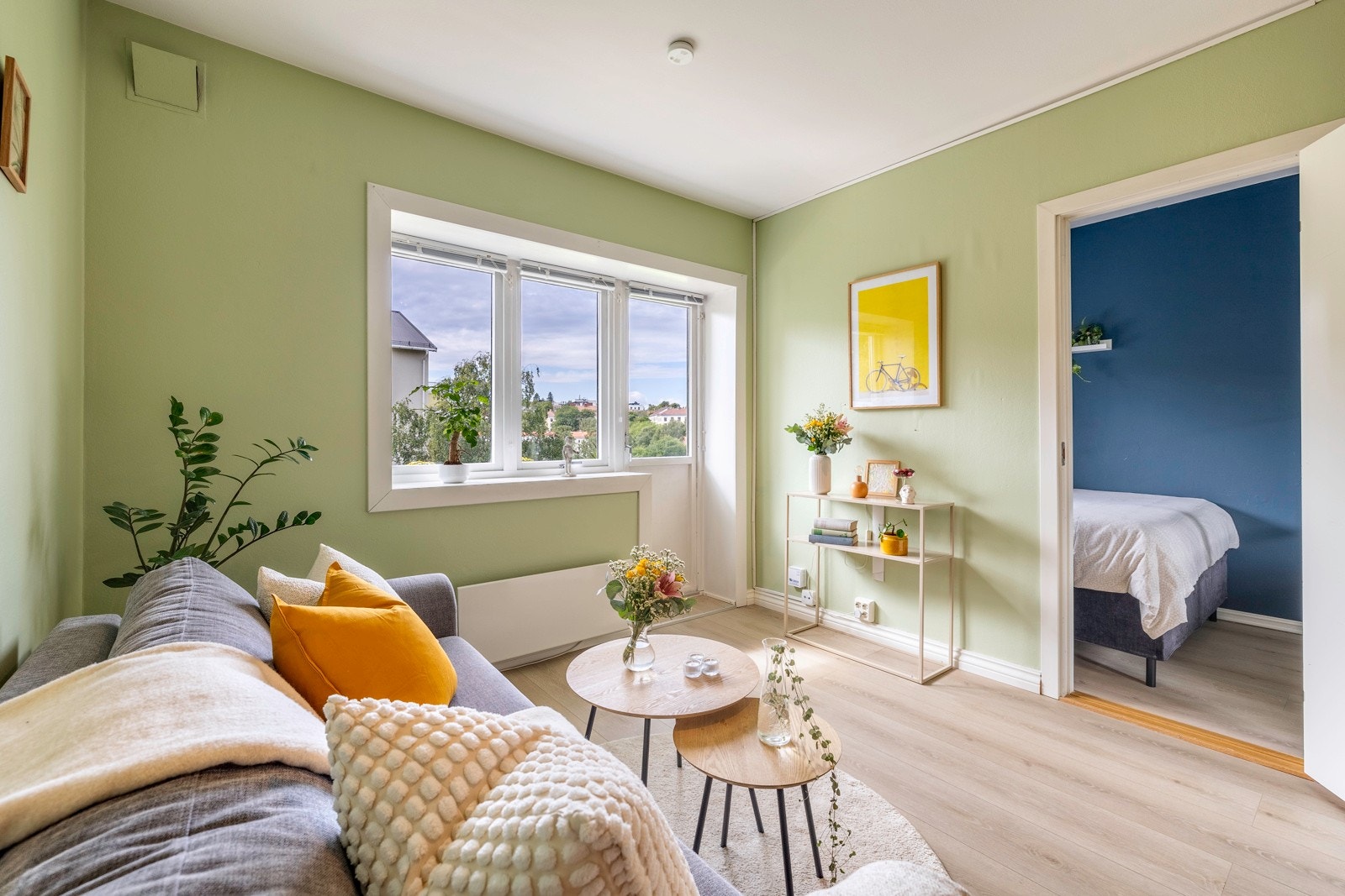 Stuen er innbydende og hyggelig, med store vindusflater som slipper inn mye naturlig lys og skaper en lys og luftig atmosfære. Galleribilde