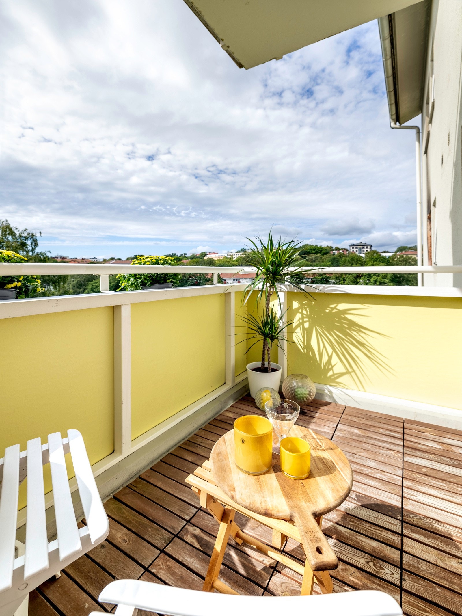 Balkongen ligger høyt og fritt til... Galleribilde