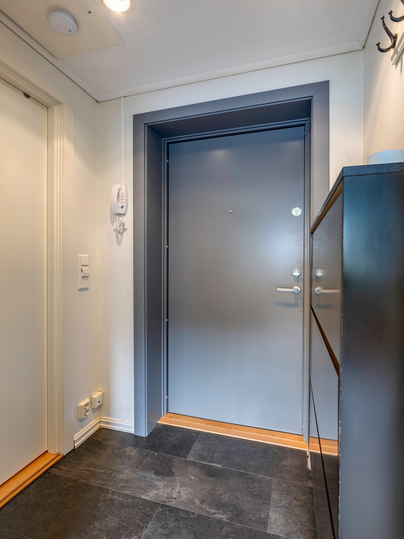 Entréen har en praktisk utforming som bidrar til en smidig overgang mellom utendørs og innendørs. Galleribilde