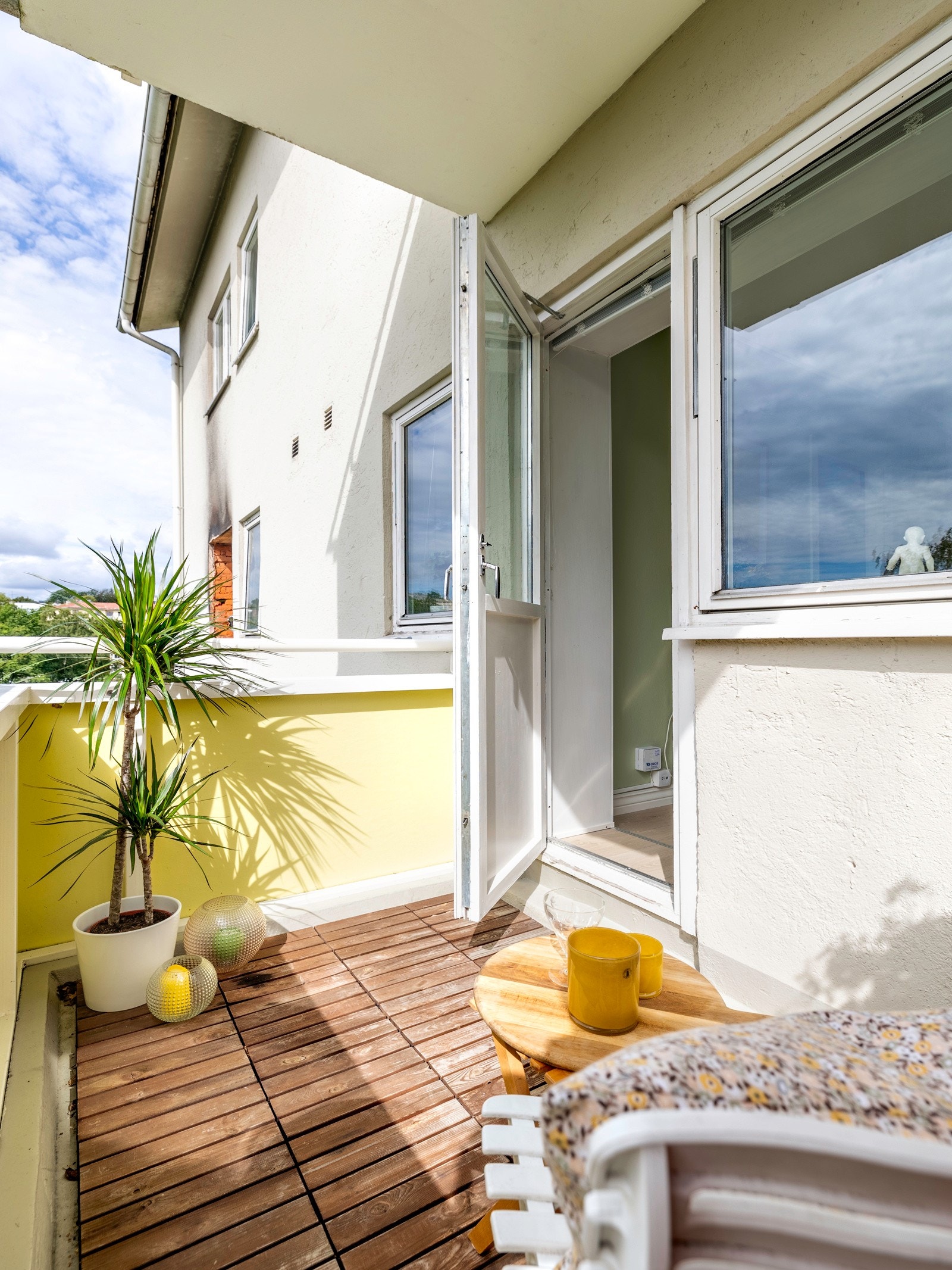 Balkongen gir mulighet for å nyte utendørslivet med plass til utemøbler og beplantning Galleribilde