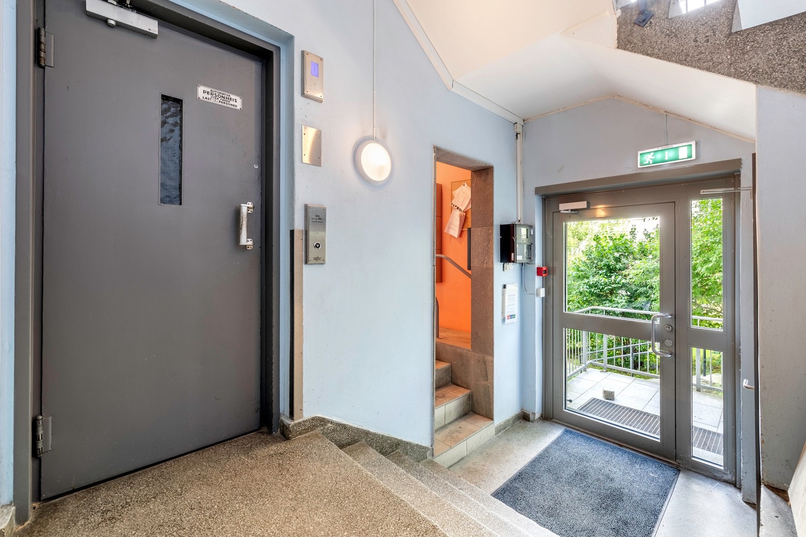 Direkte adkomst fra bakkenivå opptil leilighetsetasjen. Galleribilde