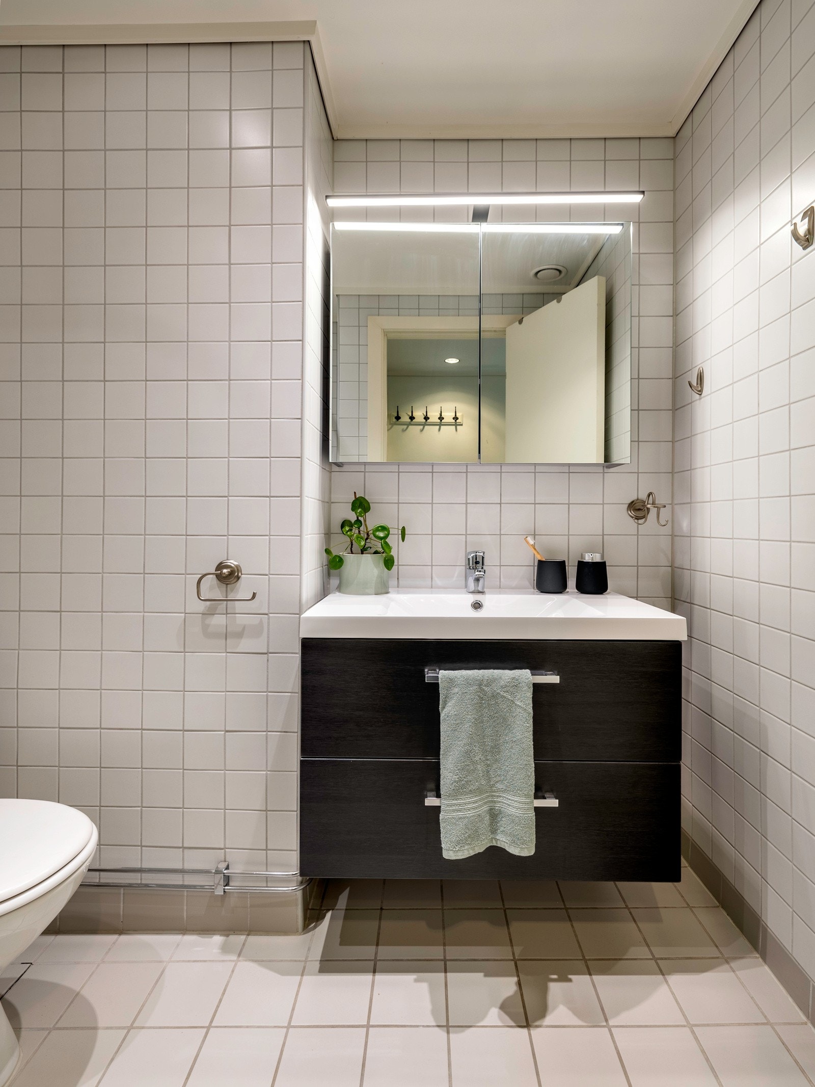 Innredningen er funksjonell og praktisk, med plass til oppbevaring av nødvendige badeartikler. Baderommet ble pusset opp i 2006 i regi av borettslaget. Galleribilde