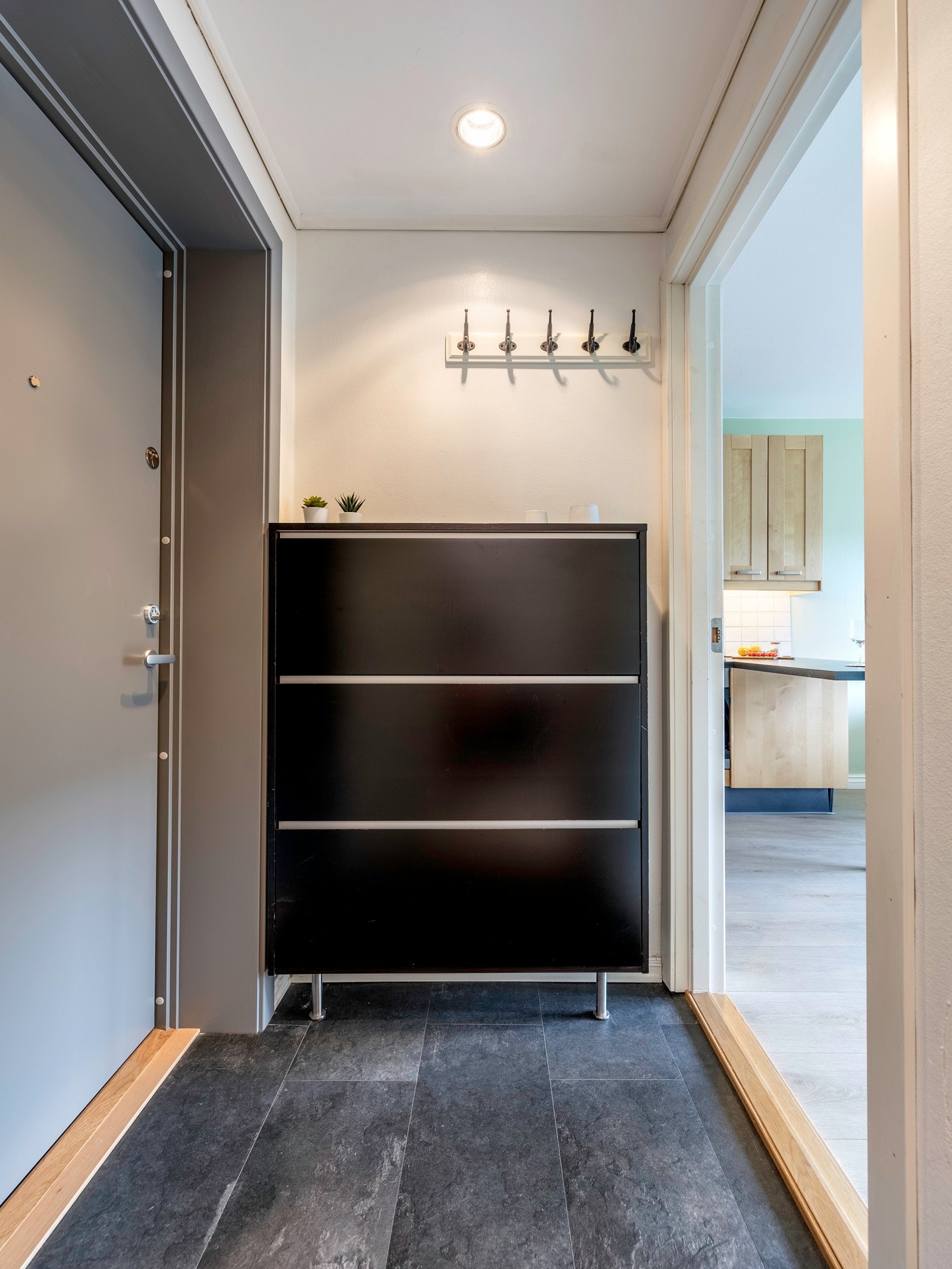Det er god plass i entre til oppbevaring av sko og yttertøy med både knagger og en skohylle Galleribilde