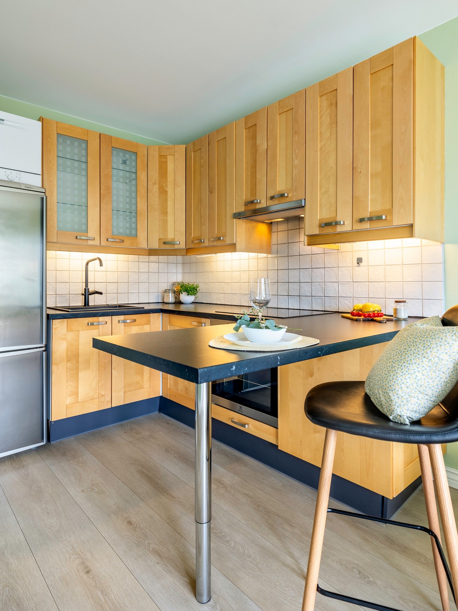 Det er en praktisk barløsning som også fungerer som spiseplass, noe som gjør kjøkkenet både funksjonelt og sosialt Galleribilde