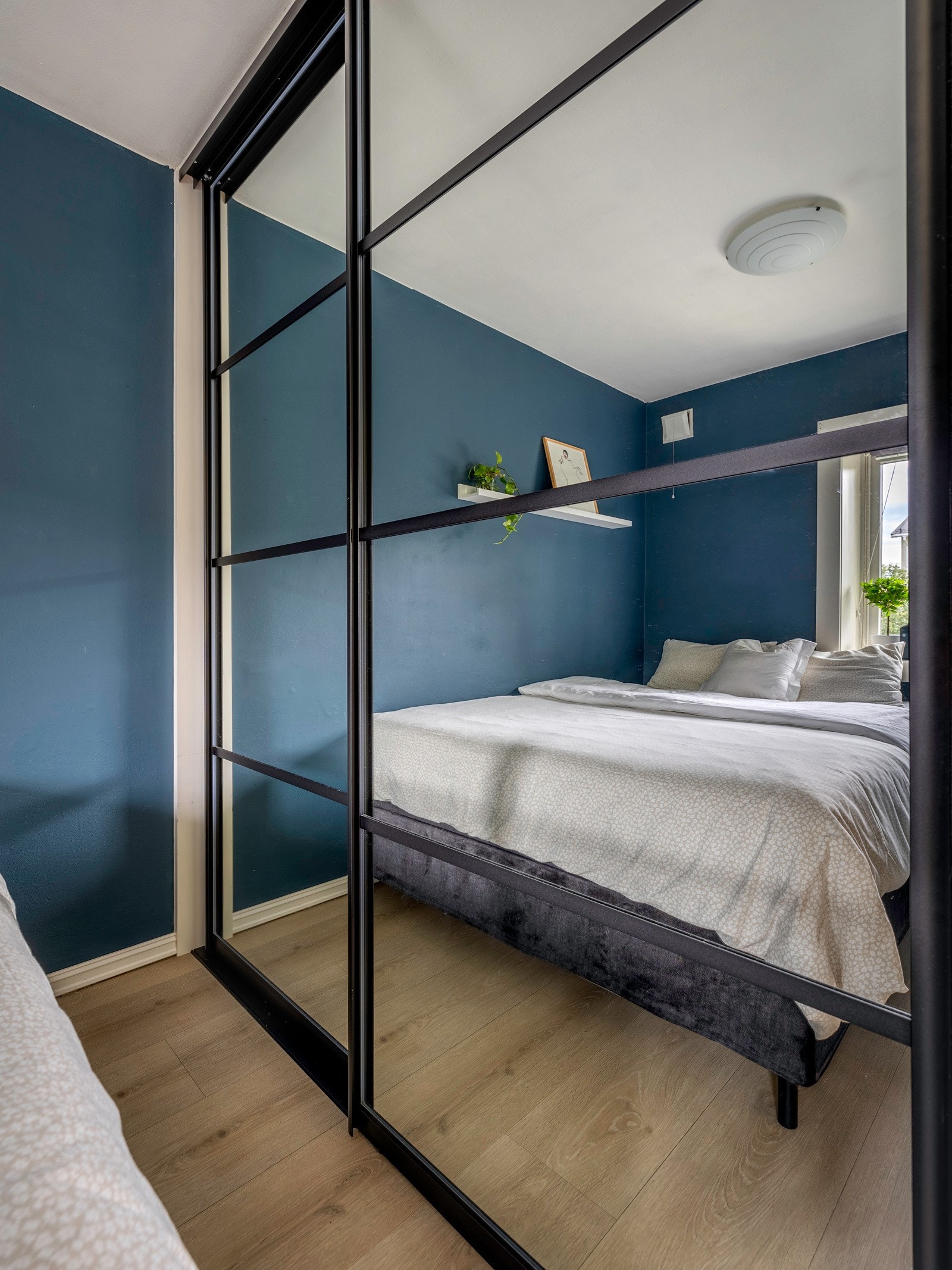 Rommet har plass til en dobbeltseng, samt en skyvedørsgarderobe som gir god lagringsplass. Galleribilde