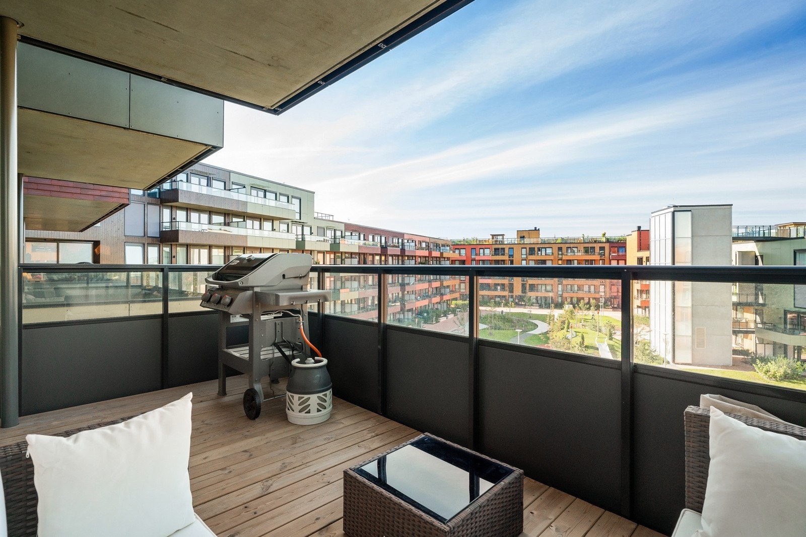 Boligen består av entré/gang, bad, soverom, stue/kjøkken og balkong. Galleribilde