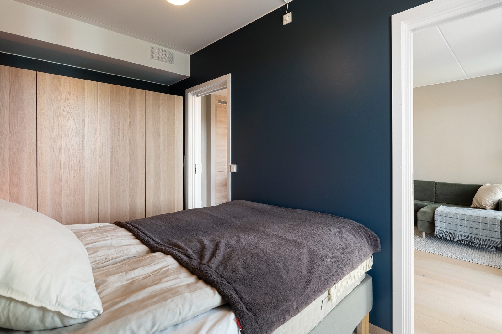 Stor garderobeløsning med mye oppbevaringsplass. Galleribilde