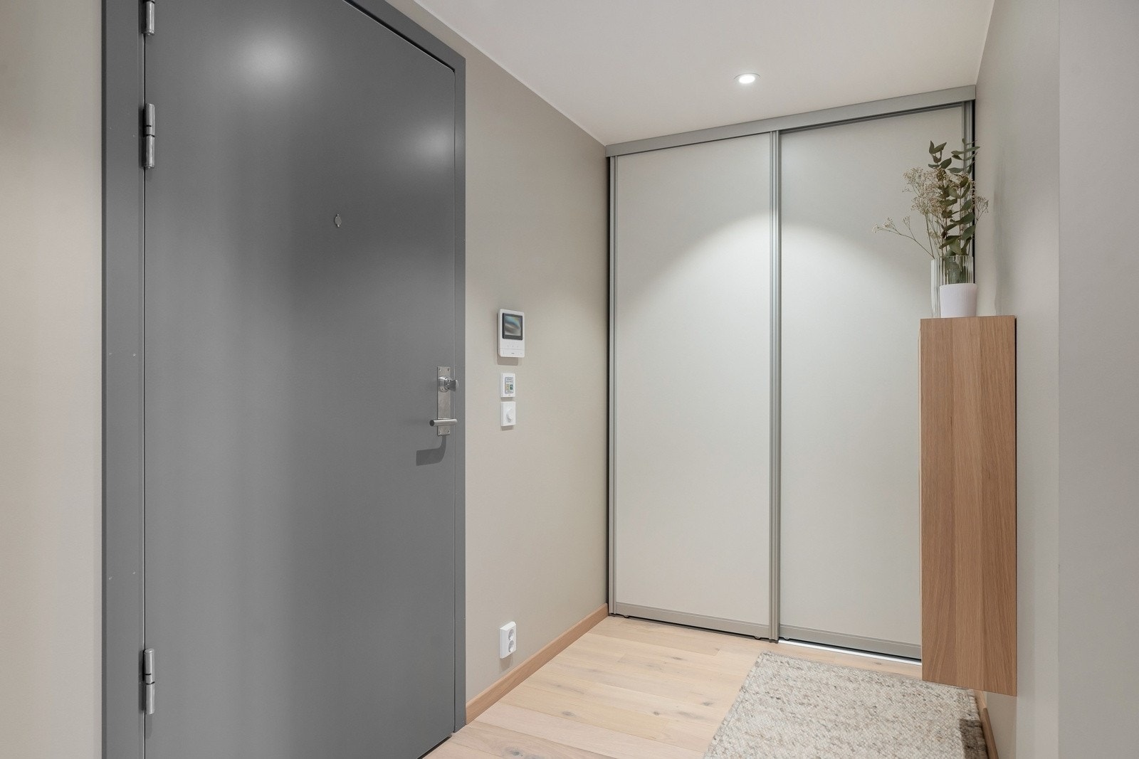 Entréen gir et godt førsteinntrykk av boligen. Galleribilde