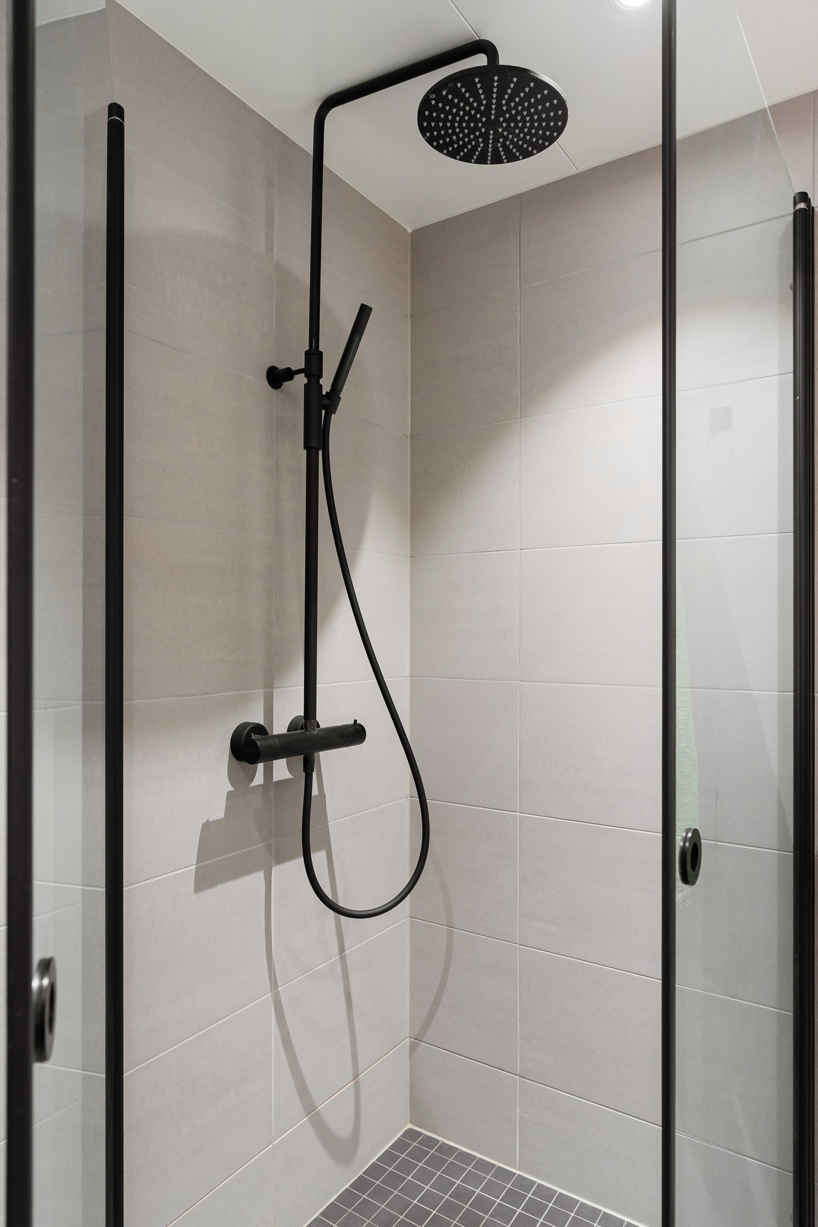 Stor dusjhjørne med svingbare glassdører. Galleribilde