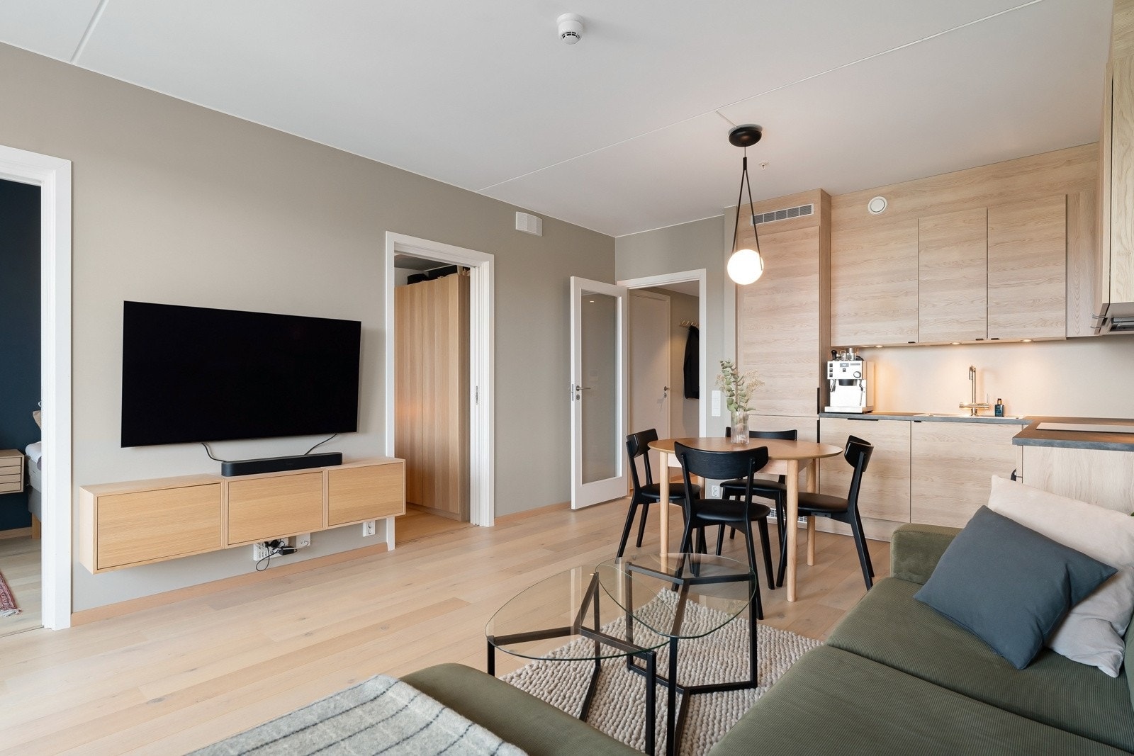 Åpen kjøkken- og stueløsning gir boligen et sosialt og luftig preg. Galleribilde