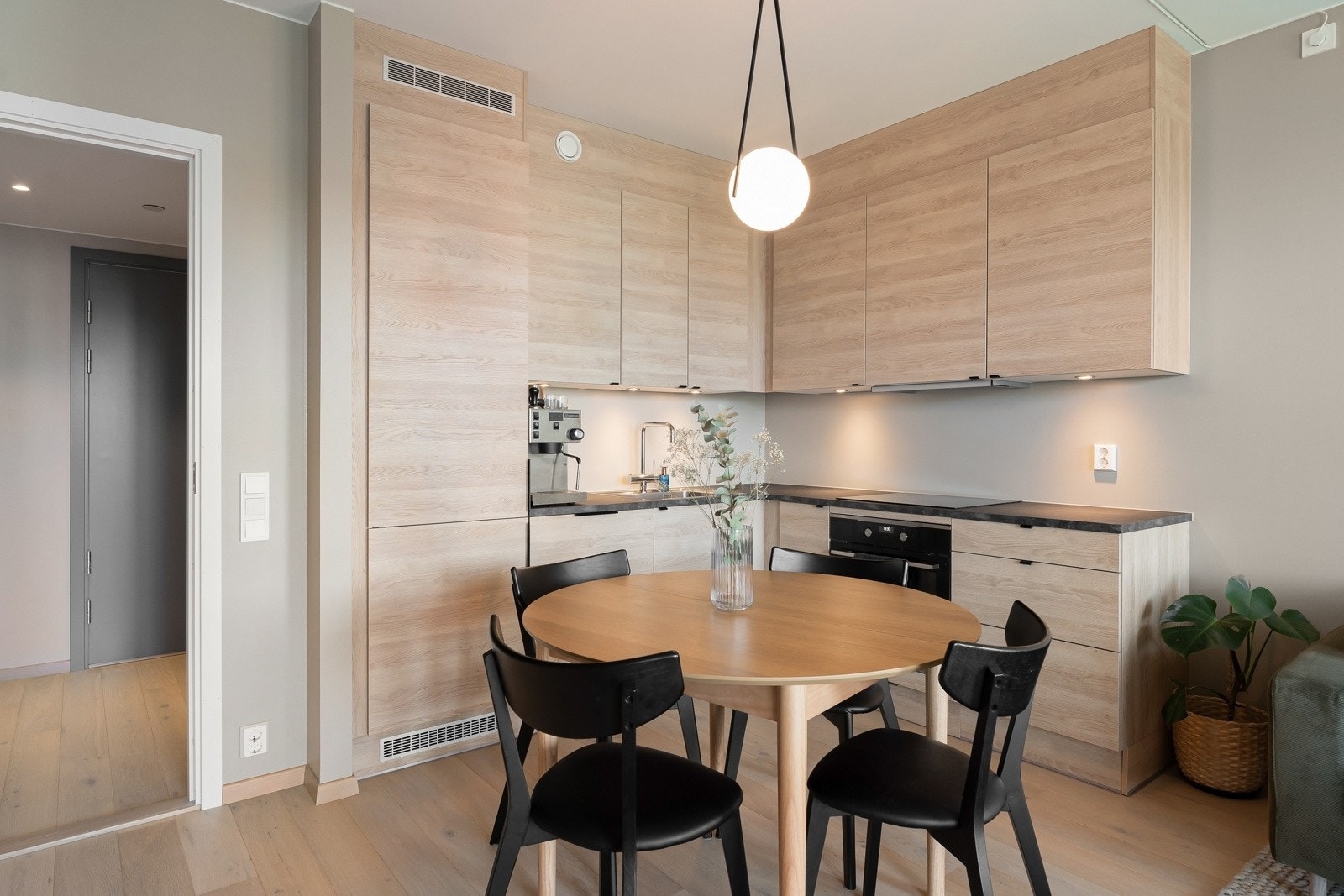 Rikelig med skap- og benkeplass. Galleribilde