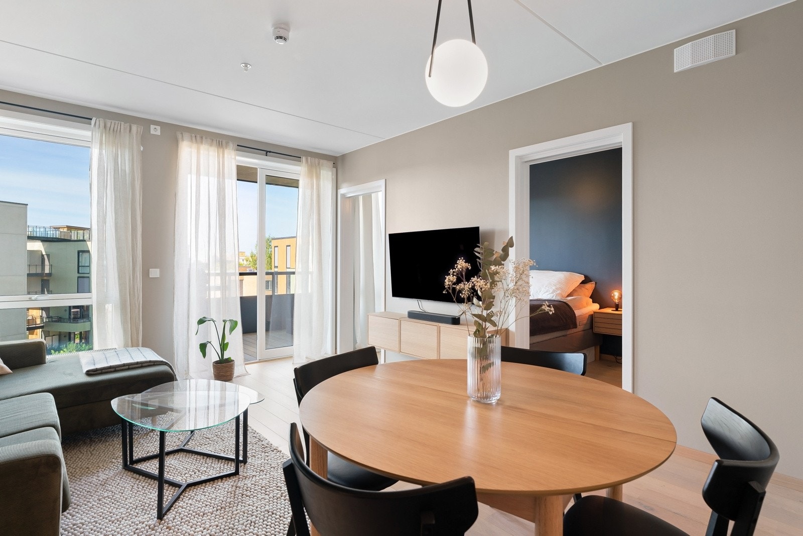 Stuen har en god planløsning, noe som gjør den enkel å møblere. Galleribilde