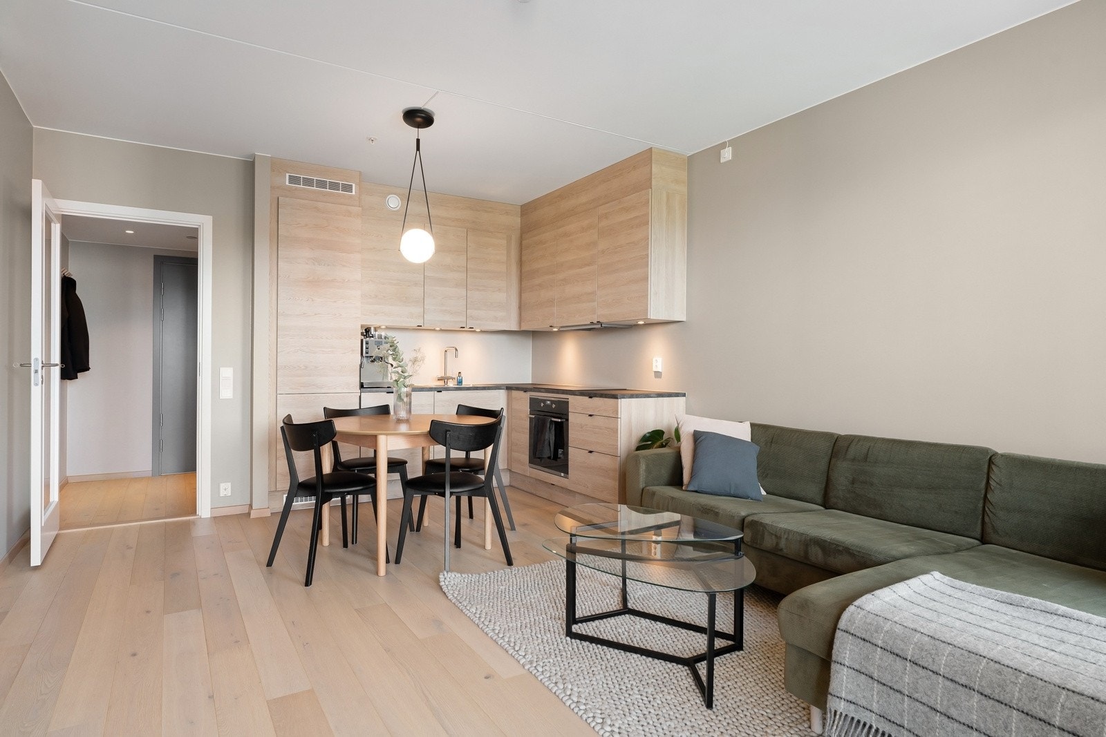 Videre er det plass til spisebord med tilhørende spisestoler. Galleribilde