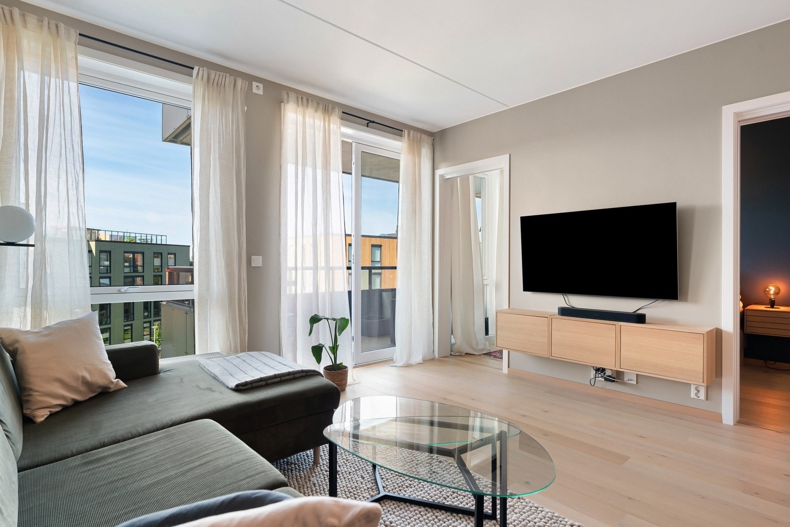 Lys og trivelig stue med god plass til sofagruppe, sofabord og underholdningsavdeling. Galleribilde