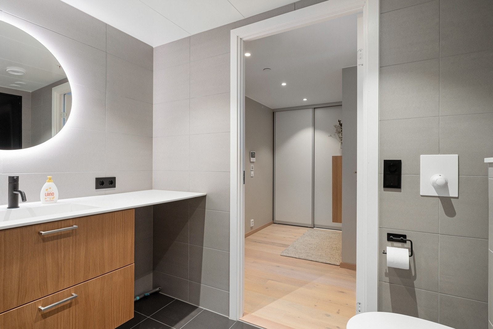 Varme i gulv, downlights i himling, opplegg for vaskemaskin og tørketrommel. Galleribilde