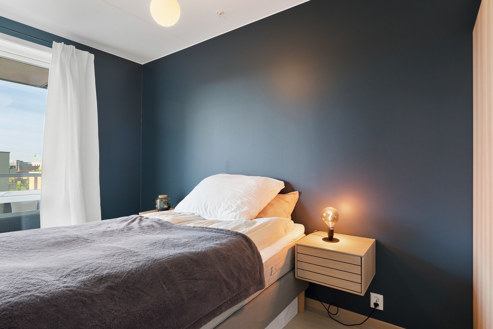 Soverommet er av god størrelse med plass til dobbeltseng, nattbord og kommode. Galleribilde