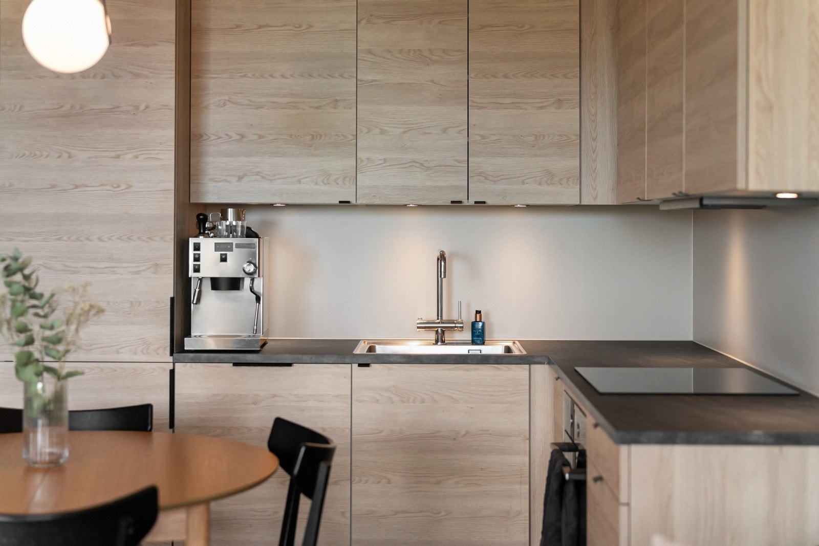 Nedfelt oppvaskkum og ventilator (tilkoblet ventilasjonsanlegget) over kokesone. Galleribilde