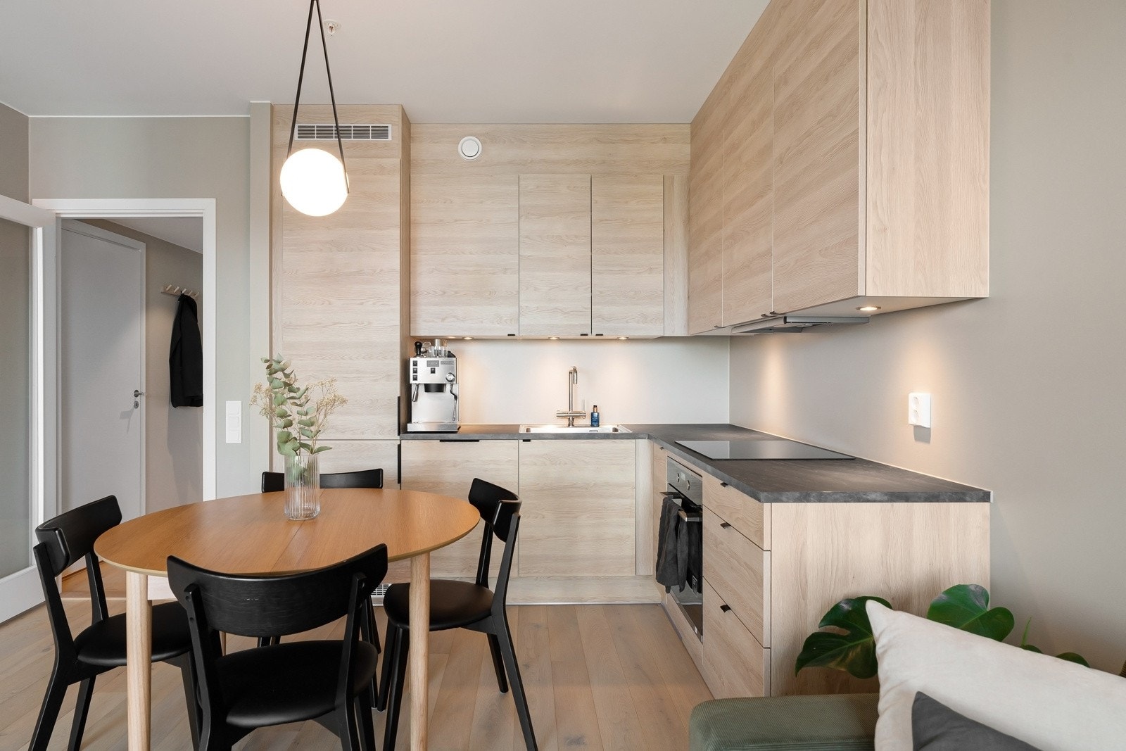 Hvitevarene er integrerte og består av platetopp, stekeovn, oppvaskmaskin og kjøl-/fryseskap. Galleribilde