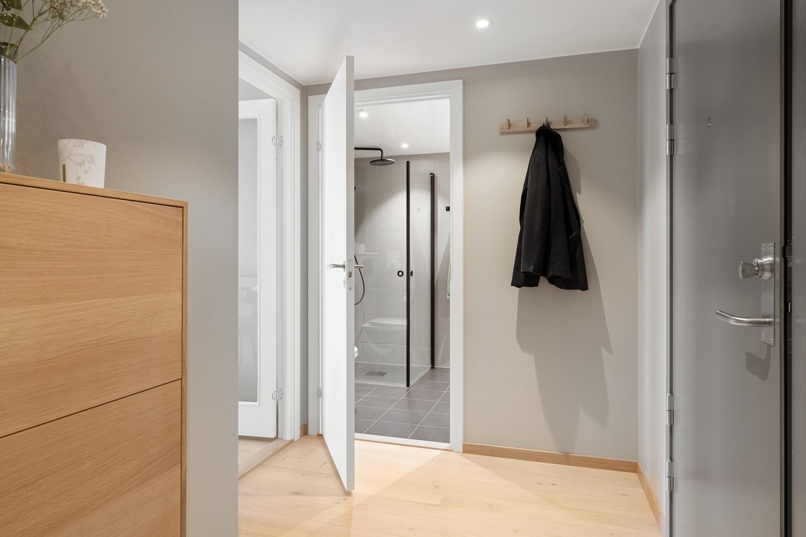 Innbydende og hyggelig entré med god plass til ytterklær og sko. Galleribilde